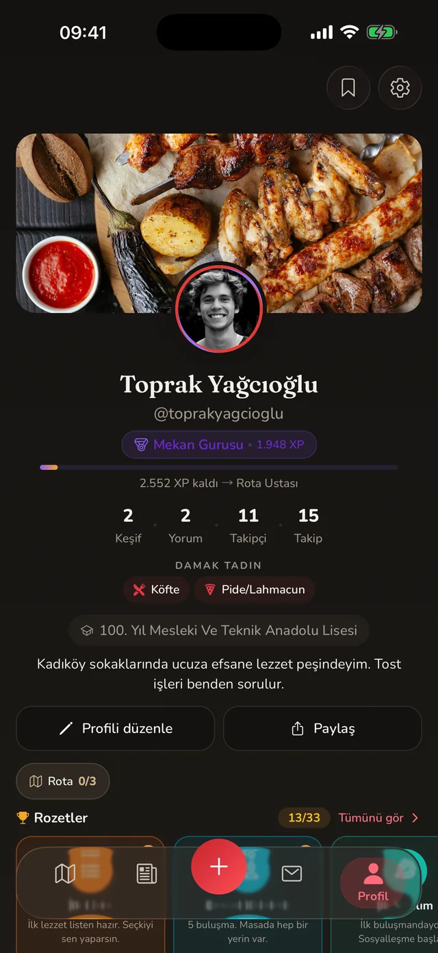 Profil ekranı: kapak fotoğrafı, seviye rozeti ve XP çubuğu, keşif ve takipçi sayıları, damak tadı etiketleri ve rozet koleksiyonu.